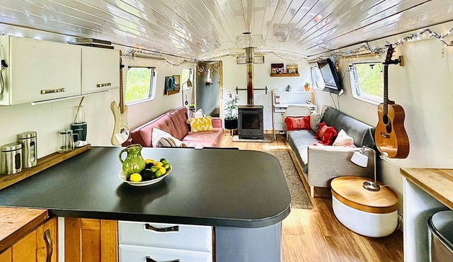 Boutique Boat Stays Contemporary Barge