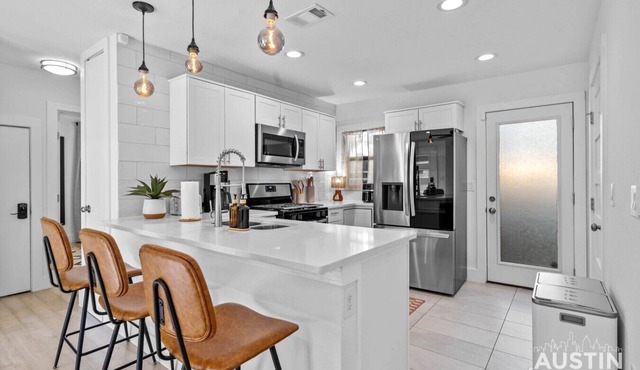 Boutique Bungalow + Bonus Studio | Private Group Getaway Near SoCo & Zilker