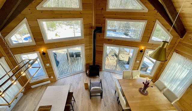 Boutique chalet—woodland retreat, fireplace, chef kitchen, soaking tub—near PTDN