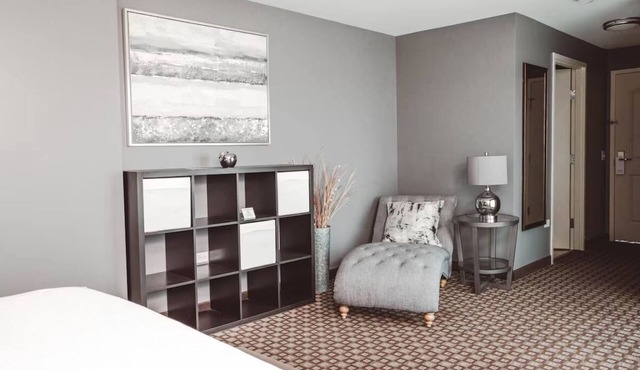 Boutique Comfort l Jacuzzi, Library Lounge, Outdoor Firepits & Near Local Gems