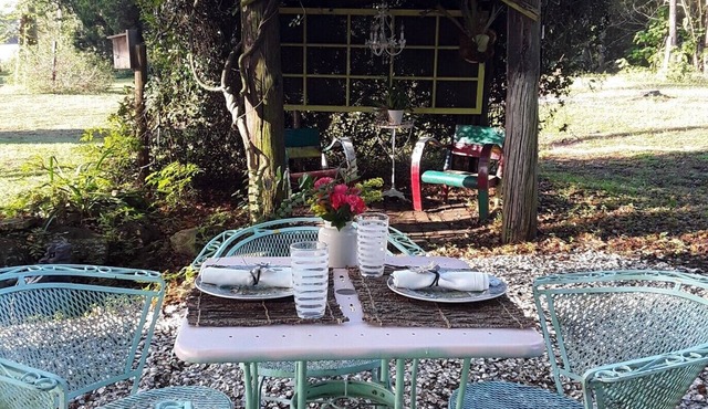 Boutique Cottage Clean & Centrally Located!
