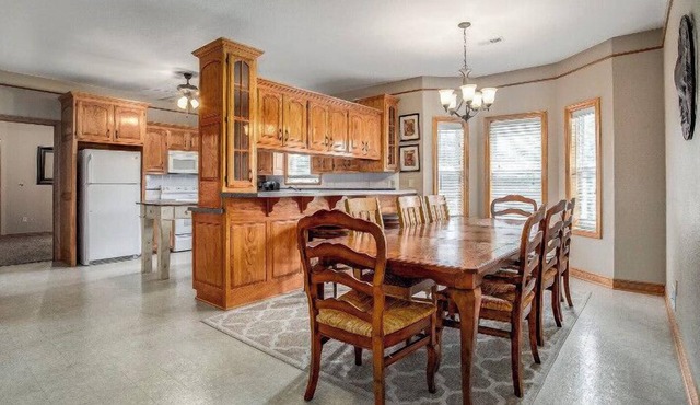 Boutique Cottage on Gated Estate 3 bd 2 ba Getaway wifi cable ADA entry Hot Tub