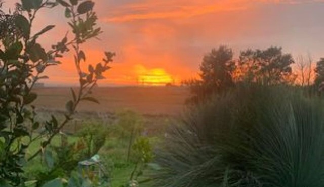 Boutique Country Style Cottage Close to Town