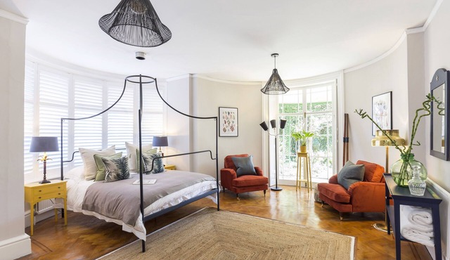 Boutique En-suite Room in Prestigious Colonial Home