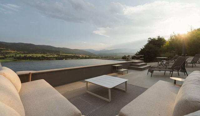 Boutique Farmhouse I Views & Vineyard I Infinity Pool