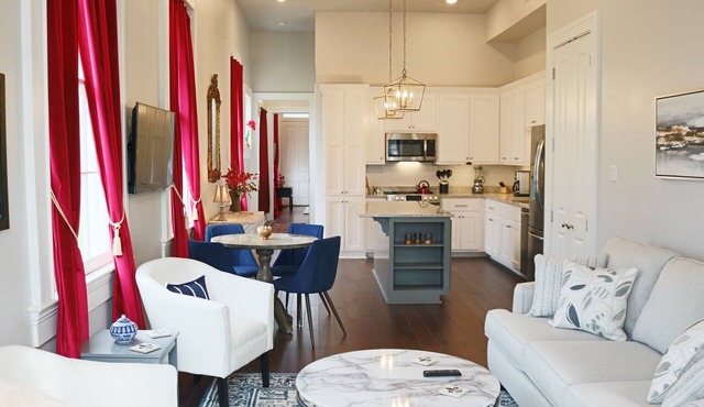 Boutique Historic 2BR 1 Block to St. Charles Streetcar Lower Garden District