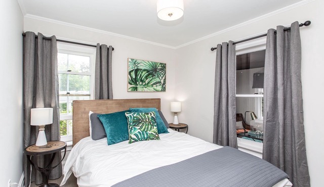 BOUTIQUE Home, A + Location beside the Shaw, Queen st. Shops and restaurants.