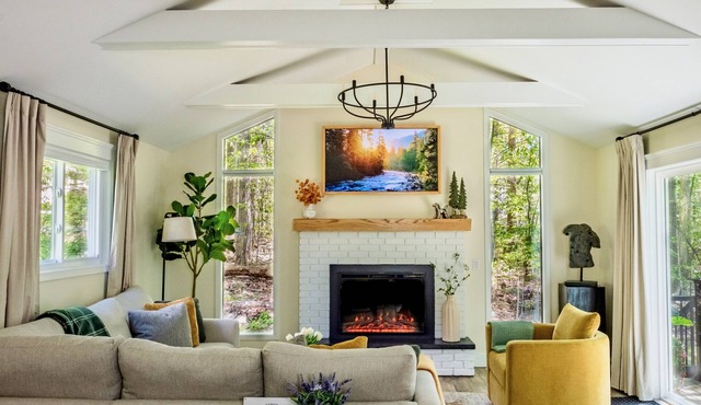 Boutique Home: Tranquil Lake. Hot Tub. Fire Pit. Community Pool. Golf Course