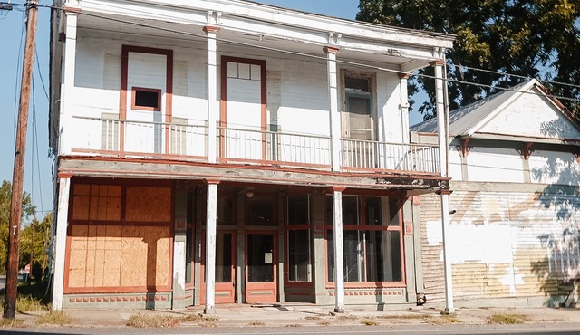 Boutique hotel in National Historic District of Washington, LA with WiFi, AC