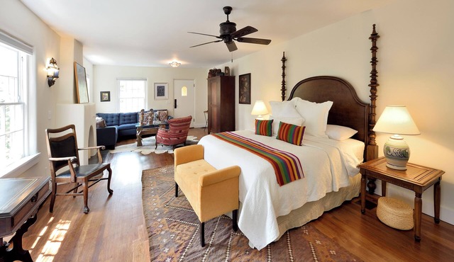 BOUTIQUE HOTEL - King deluxe Suite 1/2 mi. from Santa Fe Plaza