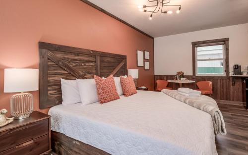 Boutique Hotel King, Queen & Kitchen Suites Easy Drive to Downtown