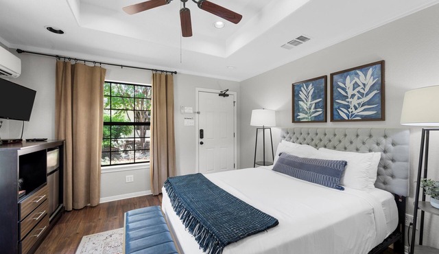 Boutique Hotel Suite on 30 Acre Retreat & 20 Minutes to Baylor & Waco Activities