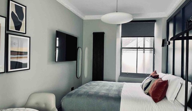 Boutique king bed studio, en-suite & kitchenette