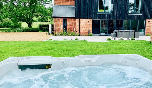 Boutique luxury house with "Hot Tub" in rural New Forest, sleeps 11