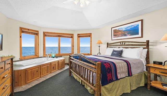 Boutique Luxury On Lake Superior! Stunning Views Sunrise/Moon Waves Romantic
