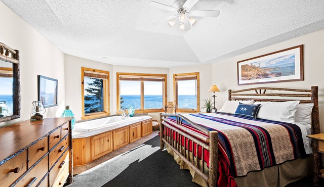 Boutique Luxury On Lake Superior! Stunning Views Sunrise/Moon Waves Romantic