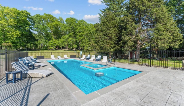 Boutique Luxury Waterfront w/Pool & Sunset Views-Sakonnet Sunset Manor, Tiverton