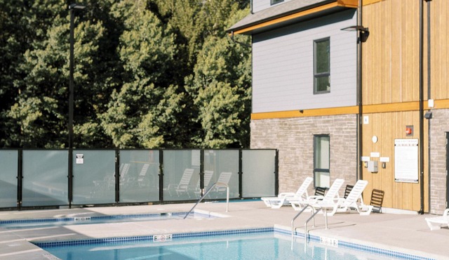 Boutique Mountain Retreat 5min from Canmore, heated pool & hot tub