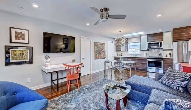 Boutique Myers Park Condo · King Suite · Parking · Near Atrium CMC & Uptown