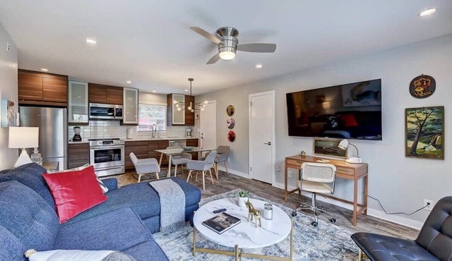 Boutique Myers Park King Suite · Parking · near Atrium CMC & Stadium