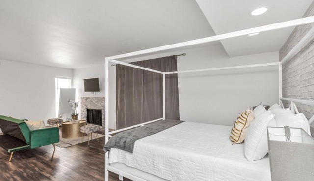 Boutique Oasis Smart Hub with Free Parking, Pool, Gym