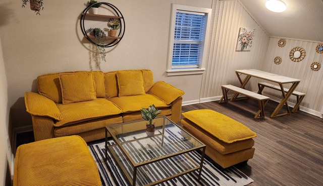 Boutique Private 2nd Floor 2BR Apartment W/D Near Casino & Downtown