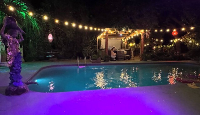 Boutique resort,1-4 adults, hot tub/pool/guest house