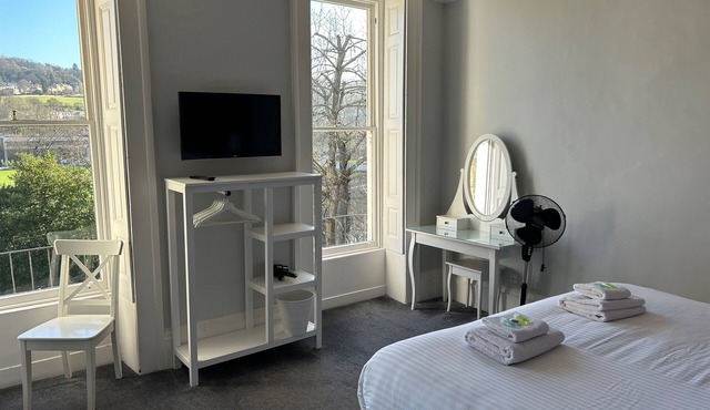 Boutique Retreat in the Heart of Bath — Steps from All the Sights