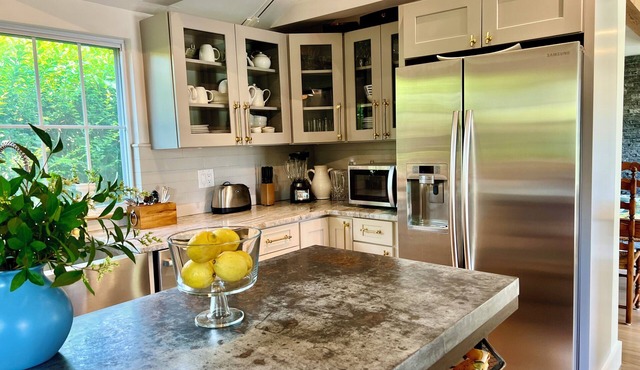 Boutique Retreat - Jamestown, RI's Hidden Gem!