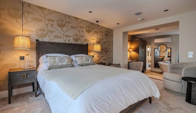 Boutique Retreat with Movie Room - Central Location - Mins From Viking Bay Beach - Parking