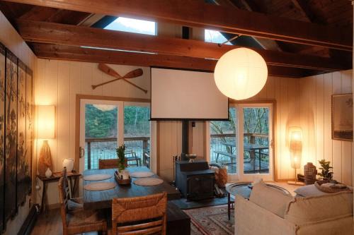 Boutique River Cabin, Infrared Sauna, Hot Tub