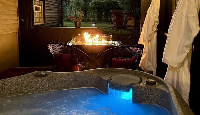 Boutique Studio Retreat* Hot Tub+Fire Table *Private Deck!