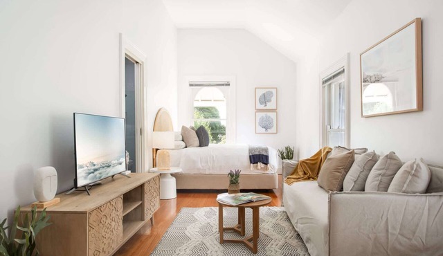 Boutique Studio with Balcony in Perfect Location