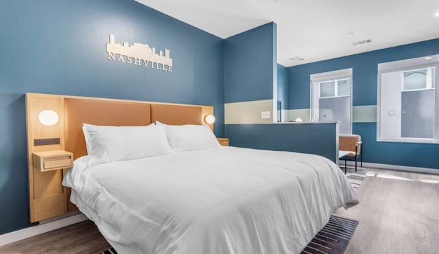 Boutique Studio with Pool, Gym & Walk to Midtown