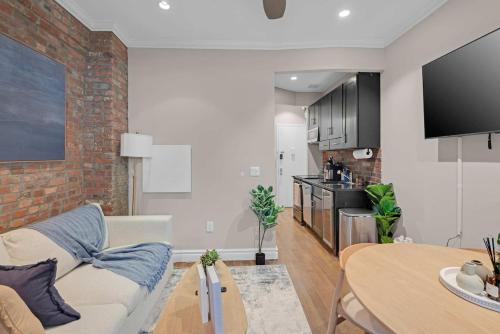 Boutique Style 2BR Haven Sleeps 5 Heart of LES