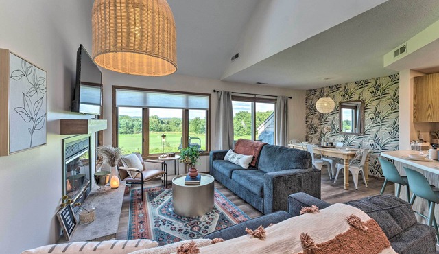 Boutique townhome w/fire pit, KING bed, mezzanine loft & golf views!