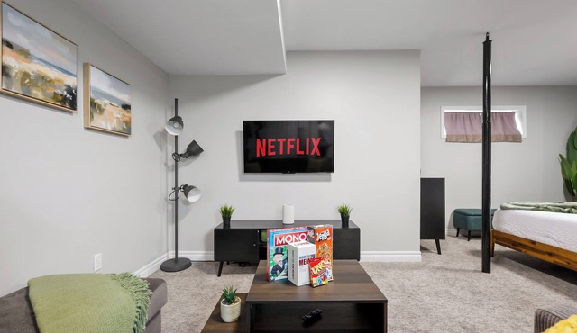 *Bow River Views* Spacious Downtown House (With Games Room)