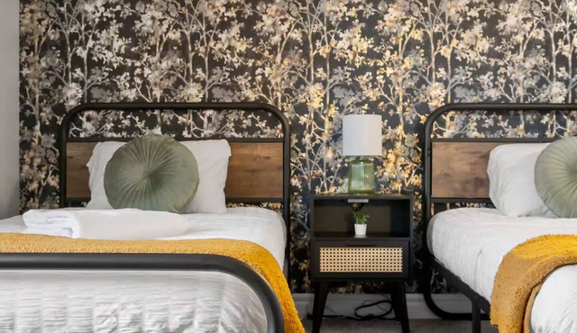 *Bow River Views* Spacious Downtown House with Stunning Bow River Views