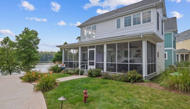 Bow Wow on The River - Waterfront/Dog Friendly Cottage