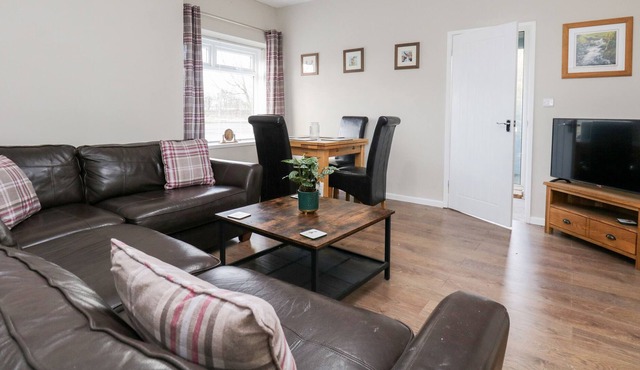 BOWBRIDGE, pet friendly, character holiday cottage in Gosforth