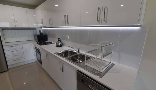 Bowden CBD 2 Bed with Parking WiFi