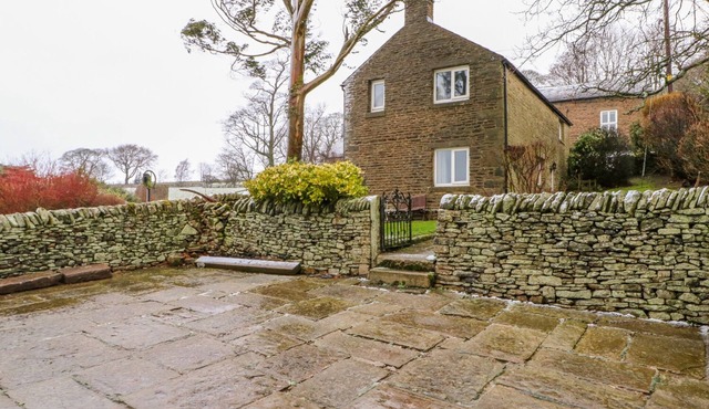 BOWDEN HEAD FARMHOUSE COTTAGE, pet friendly in Chapel-En-Le-Frith