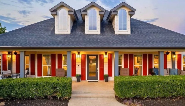 Bowen Ranch Retreat with Two Homes & Event Venue