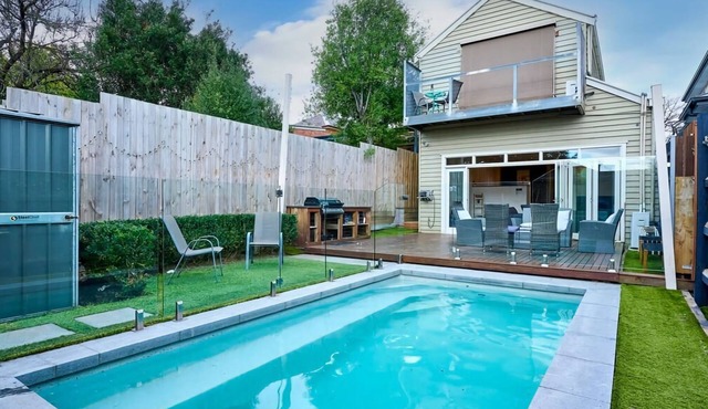 Bowen Street Family Retreat with Pool