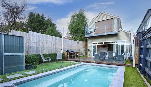 Bowen Street Family Retreat with Pool