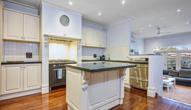 Bowen Street Family Retreat with Pool