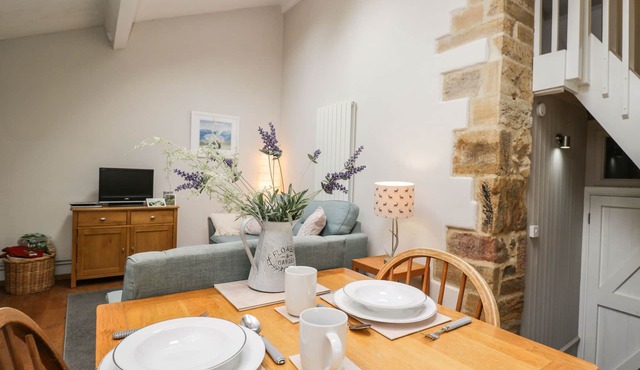 BOWER COACH HOUSE, character holiday cottage in Bower Hinton