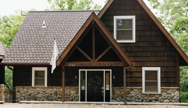 Bower Lodge: Table Rock Lake Views & Fire Place