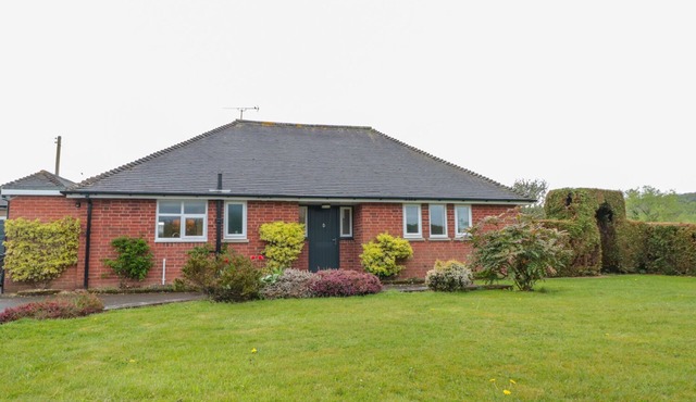 BOWER VIEW, pet friendly, character holiday cottage in Madley