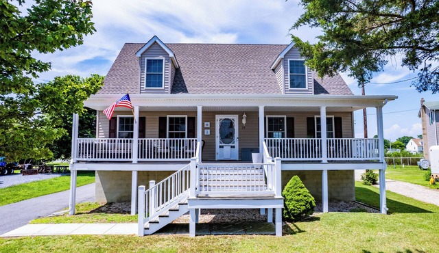 Bowers Retreat - Sleeps 10 - Steps to beach! 10 Minutes to DE Turf!